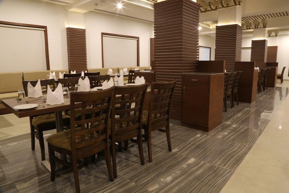 The Fern Residency Mundra Hotel Екстериор снимка